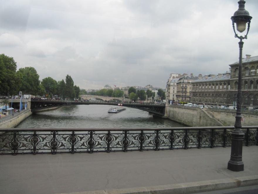Parigi- Uno dei tanti ponti-in lontananza un Bateau Mouche 105